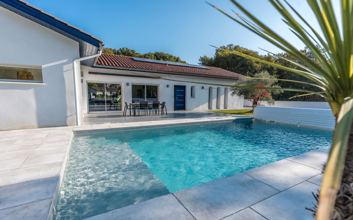piscine coque Lilou avec terrasse