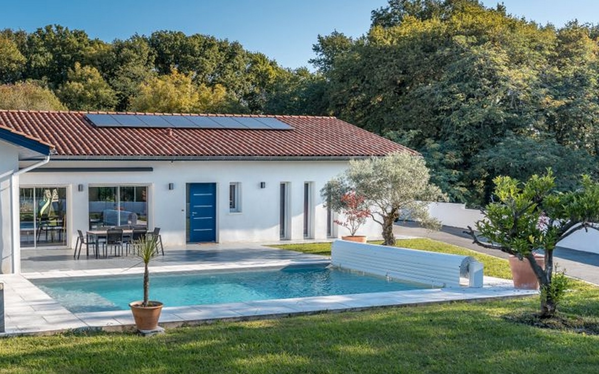 piscine coque Lilou avec volet roulant